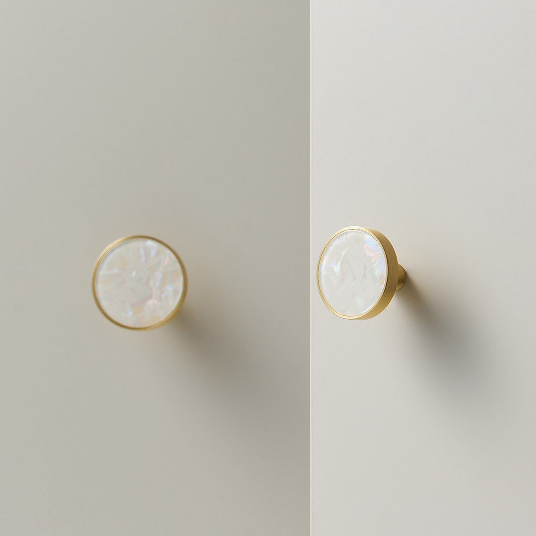 Prisma Solid Brass &amp; Acrylic Round Knob | Satin Brass &amp; Speckled White S - M