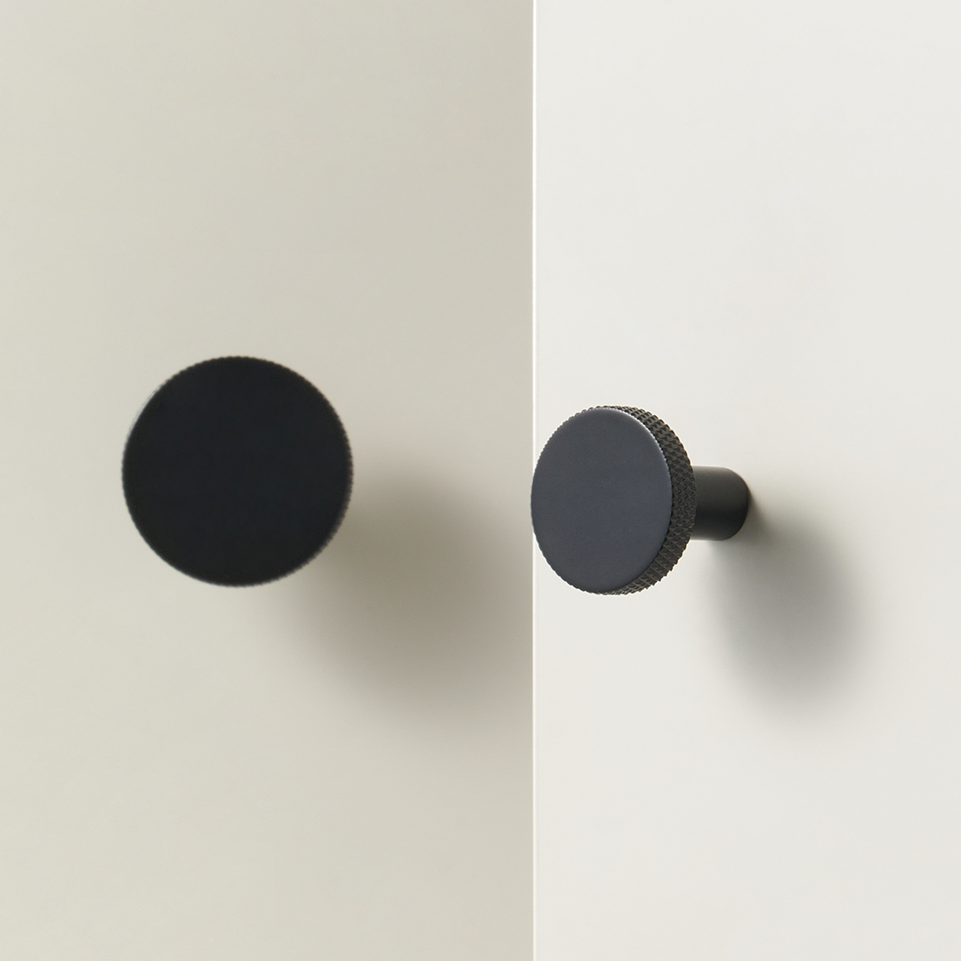 Soren Solid Brass Knob | Black S - M